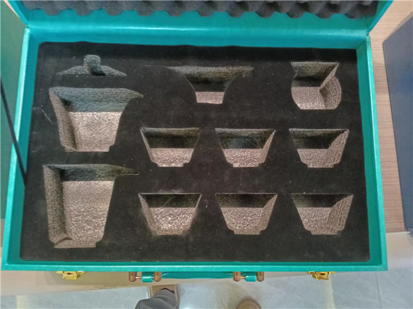 ����������